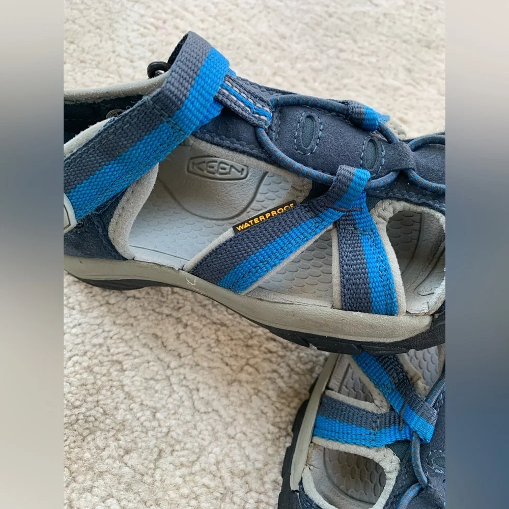 Keen Big Kid Size 2 Venice H2 Closed Toe Outdoor Water Sandals